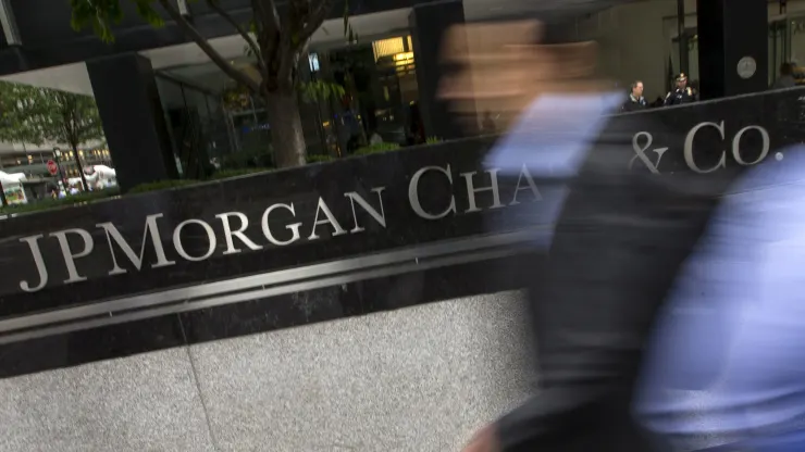 Các cổ phiếu có biến động lớn nhất giữa trưa: JPMorgan Chase, Gap, VMWare, v.v.
