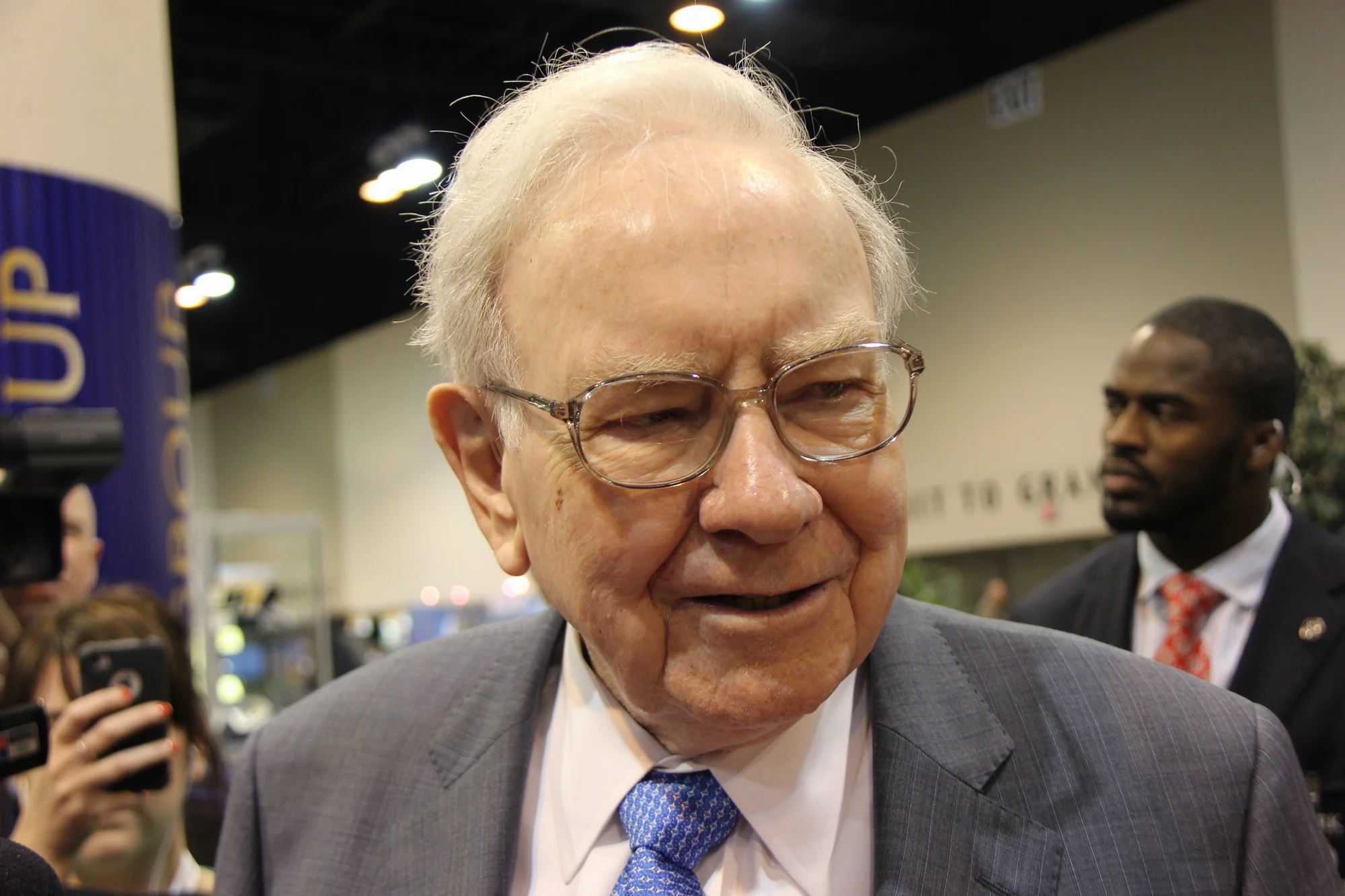 3 cổ phiếu Warren Buffett có thể giúp bạn giàu hơn trong năm 2023