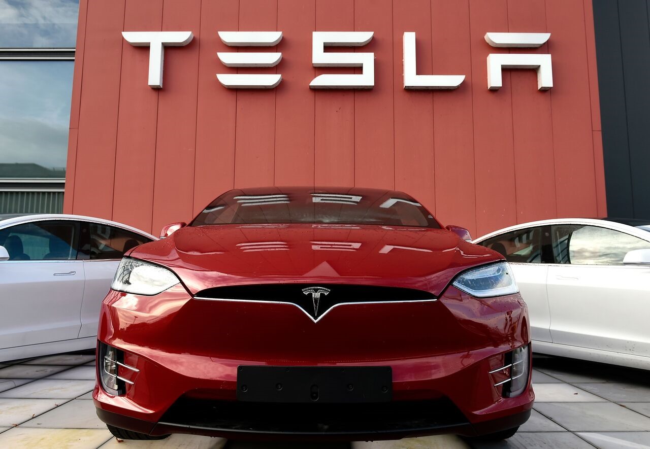 Lựa chọn cổ phiếu Tesla hay Generac với 500 USD?