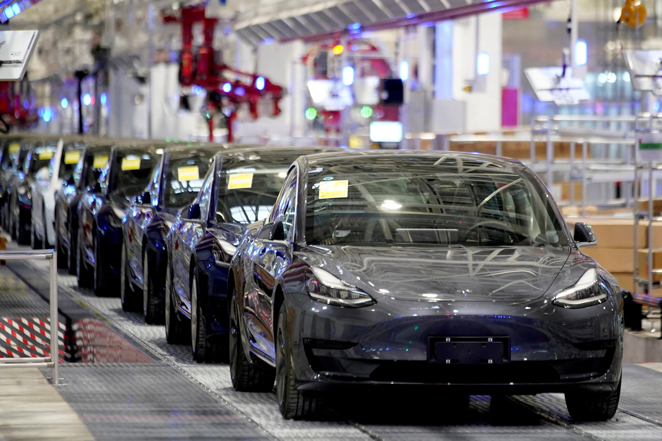 Lựa chọn cổ phiếu xe điện nào giữa Tesla và Rivian?